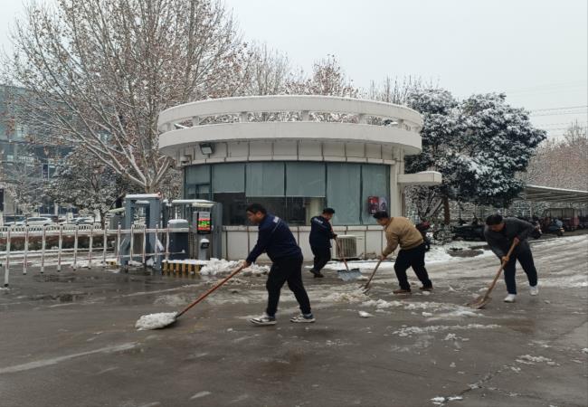 掃雪除冰我先行，冰雪更映黨旗紅